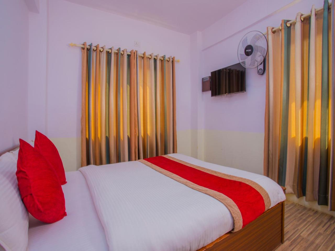 Oyo 255 White Zambala Hotel Catmandu Exterior foto