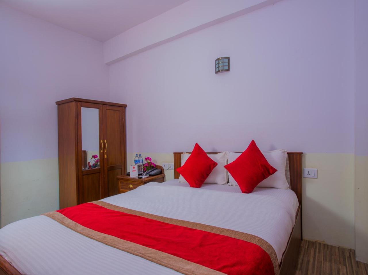 Oyo 255 White Zambala Hotel Catmandu Exterior foto