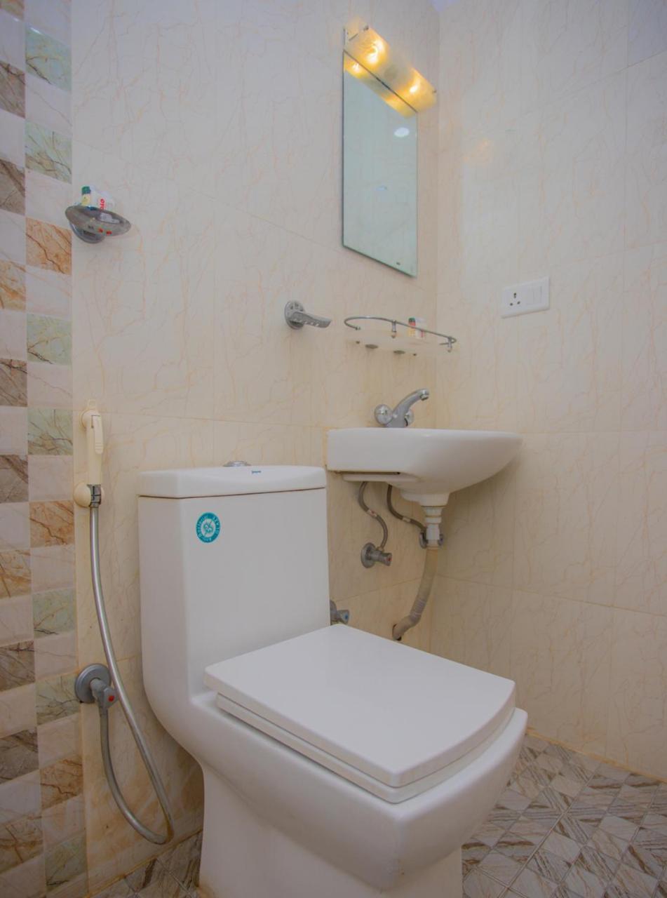 Oyo 255 White Zambala Hotel Catmandu Exterior foto